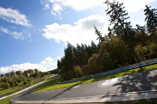 「オヤジセダンから軽自動車まで！　「ニュルブルクリンク」で走りを鍛えた「意外な」クルマ４選」の画像