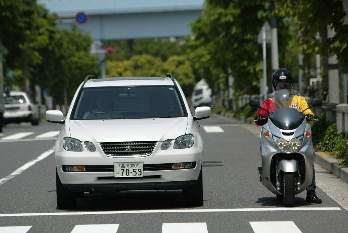 有名人の事故で話題になったUターンからの轢き逃げ！　じつは多い「右直事故」が起こる要因とは