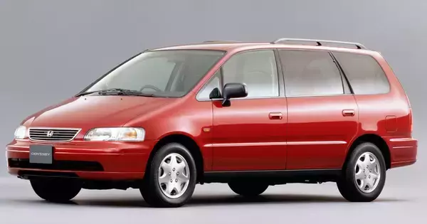 「会社の危機」を救ったのは１台のクルマ！　自動車メーカーの運命を変えた国産車４台