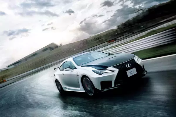 「「CO2削減」「電動化」が叫ばれる時代なのに欧州車が「激速モデル」を揃えるワケ」の画像