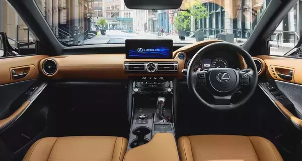 「レクサスISがマイナーチェンジ！　スポーティさを高めた外観と徹底的に磨き上げた運動性能に注目」の画像