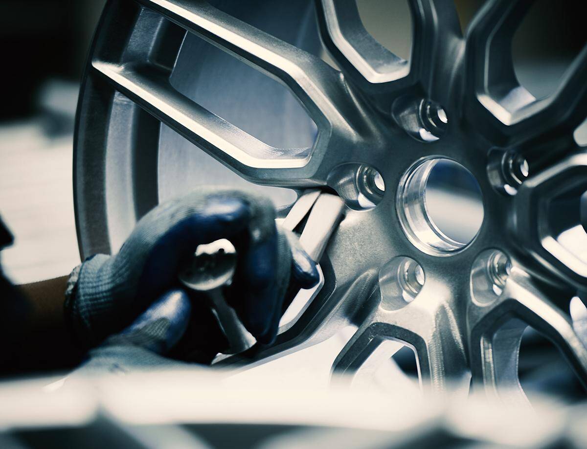 レクサスISがマイナーチェンジ！　スポーティさを高めた外観と徹底的に磨き上げた運動性能に注目