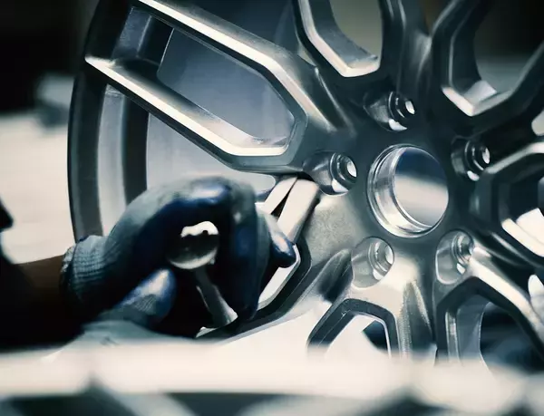 「レクサスISがマイナーチェンジ！　スポーティさを高めた外観と徹底的に磨き上げた運動性能に注目」の画像