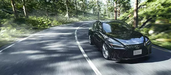 「レクサスISがマイナーチェンジ！　スポーティさを高めた外観と徹底的に磨き上げた運動性能に注目」の画像