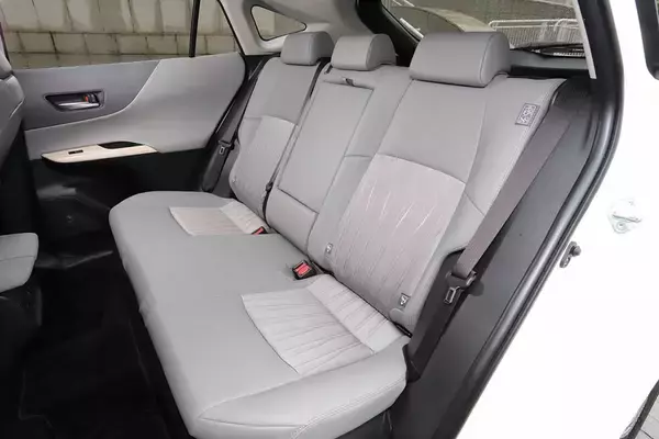 「高級感と機能性を両立！　新型トヨタ・ハリアーの進化した内外装を徹底チェック」の画像