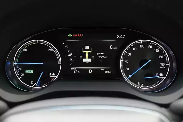 「高級感と機能性を両立！　新型トヨタ・ハリアーの進化した内外装を徹底チェック」の画像