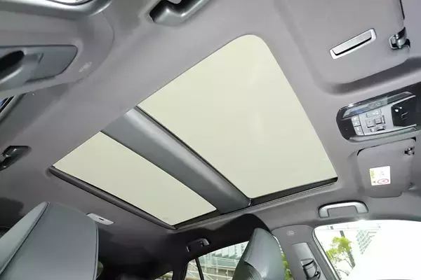 「高級感と機能性を両立！　新型トヨタ・ハリアーの進化した内外装を徹底チェック」の画像