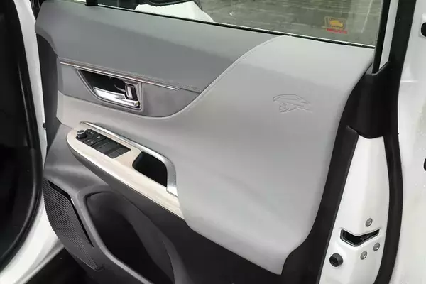 「高級感と機能性を両立！　新型トヨタ・ハリアーの進化した内外装を徹底チェック」の画像