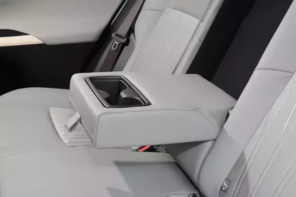 「高級感と機能性を両立！　新型トヨタ・ハリアーの進化した内外装を徹底チェック」の画像