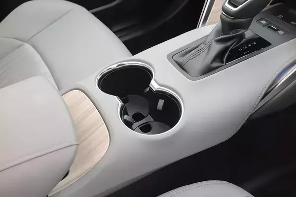 「高級感と機能性を両立！　新型トヨタ・ハリアーの進化した内外装を徹底チェック」の画像