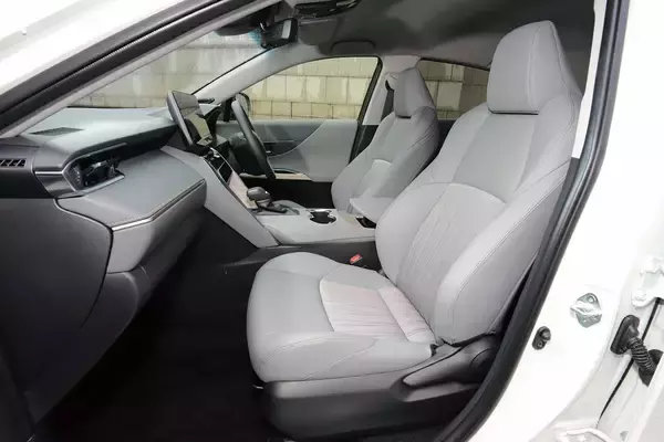 「高級感と機能性を両立！　新型トヨタ・ハリアーの進化した内外装を徹底チェック」の画像