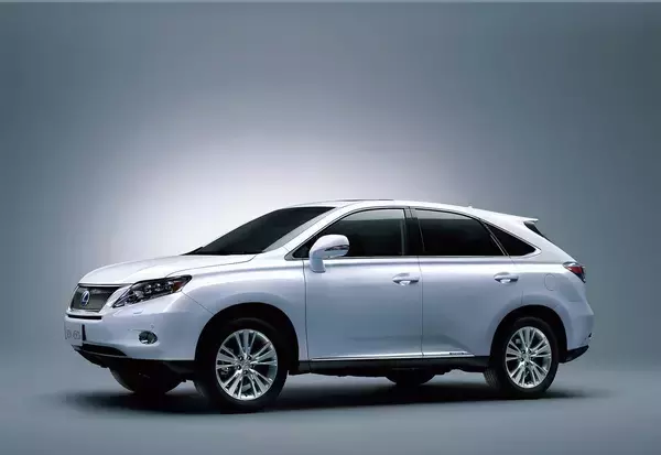 「トヨタ・ハリアーがプレミアムSUVというジャンルを確立！　歴代モデルを振り返る」の画像