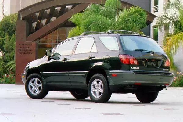 「トヨタ・ハリアーがプレミアムSUVというジャンルを確立！　歴代モデルを振り返る」の画像