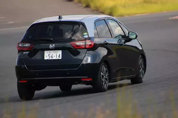 「ドリキン土屋圭市が話題のホンダ・フィットでサーキットを攻める！　しなやかな足は絶賛もパワーが欲しい【CARトップTV】」の画像