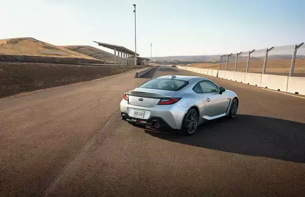 「新型スバルBRZ北米仕様を公開！　水平対向エンジンは2.4Lに排気量アップし運動性能を向上」の画像