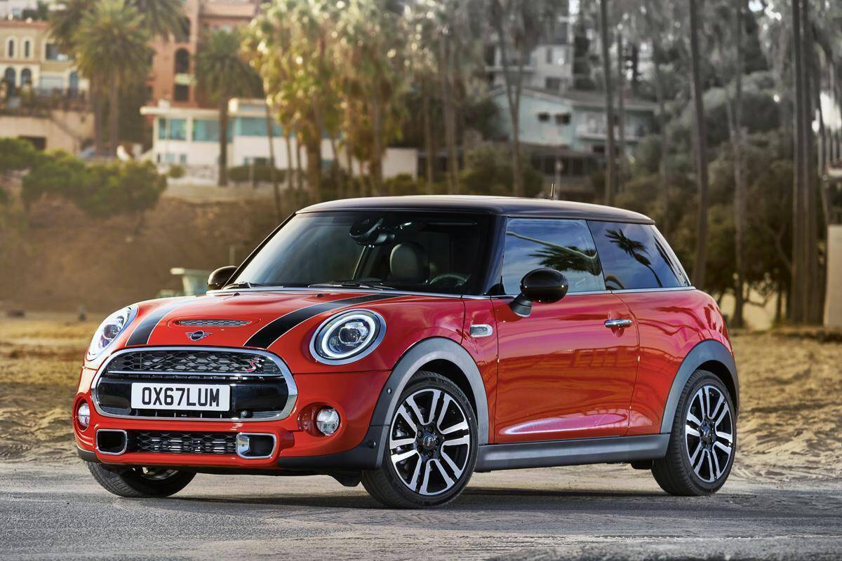 選ぶなら家族のブーイング覚悟！　後席に「ちょっと難あり」な「なんちゃって」ファミリーカー７選