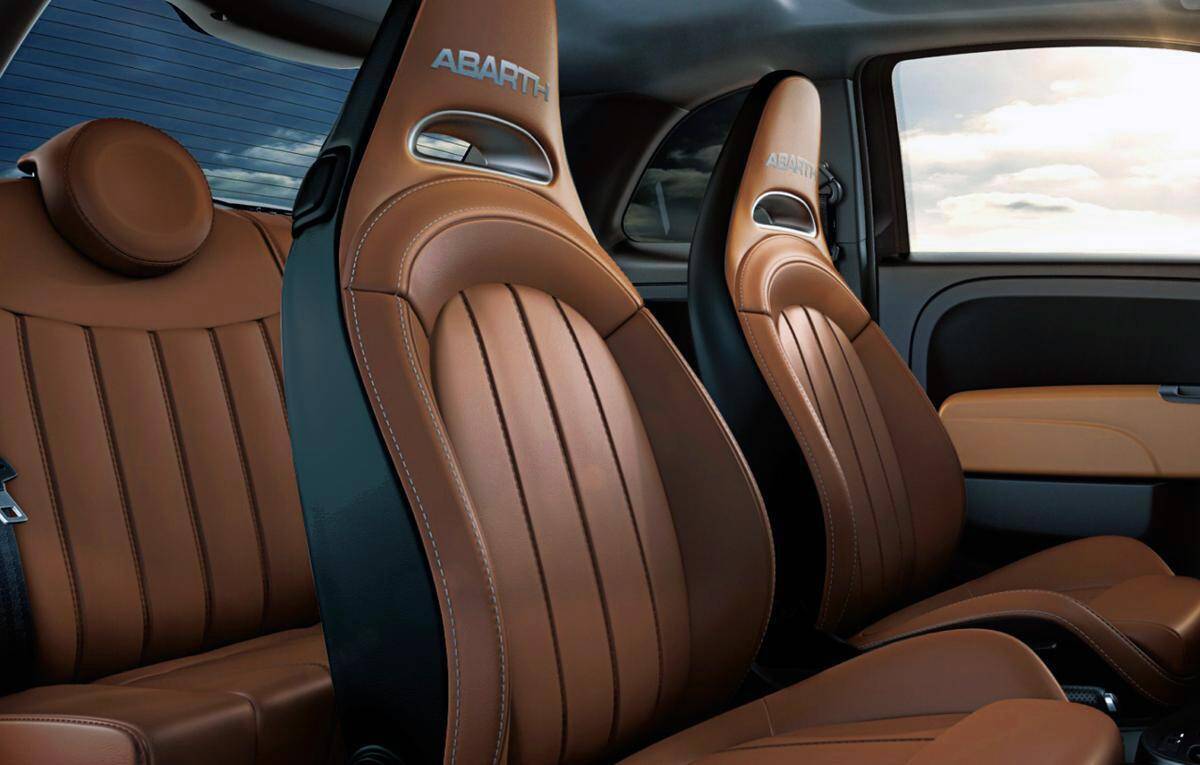 選ぶなら家族のブーイング覚悟！　後席に「ちょっと難あり」な「なんちゃって」ファミリーカー７選