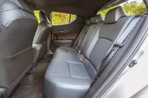 「選ぶなら家族のブーイング覚悟！　後席に「ちょっと難あり」な「なんちゃって」ファミリーカー７選」の画像