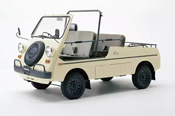 「「ラゲッジだけオープン」「ガンダムばりのギミック」！　「特徴的すぎる」屋根の空き方をするオープンカー６選」の画像