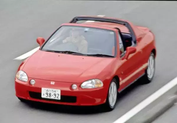 「「ラゲッジだけオープン」「ガンダムばりのギミック」！　「特徴的すぎる」屋根の空き方をするオープンカー６選」の画像