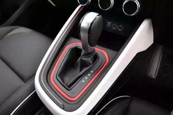 「【試乗】新型ルノー・ルーテシアは国産コンパクトキラー！　極上の走りと先進の安全＆快適装備で日本を席巻する」の画像