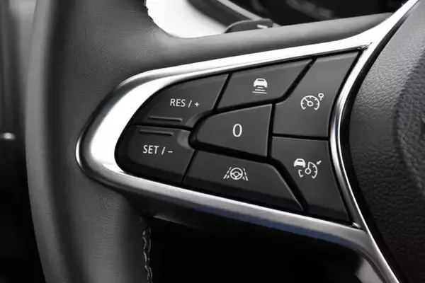 「【試乗】新型ルノー・ルーテシアは国産コンパクトキラー！　極上の走りと先進の安全＆快適装備で日本を席巻する」の画像