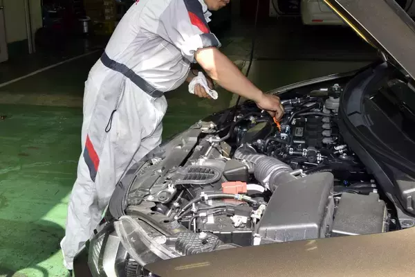 「クルマをぶつけて修理に持ち込むならどこが正解？　４つの修理場所のメリット・デメリットを紹介」の画像