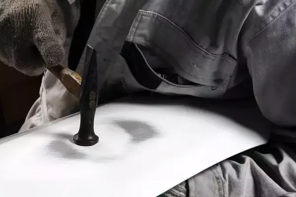 「クルマをぶつけて修理に持ち込むならどこが正解？　４つの修理場所のメリット・デメリットを紹介」の画像