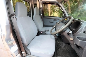 乗車定員は２名のままなのにキャビンを拡大！　豪華版「軽トラック」はナゼ必要？