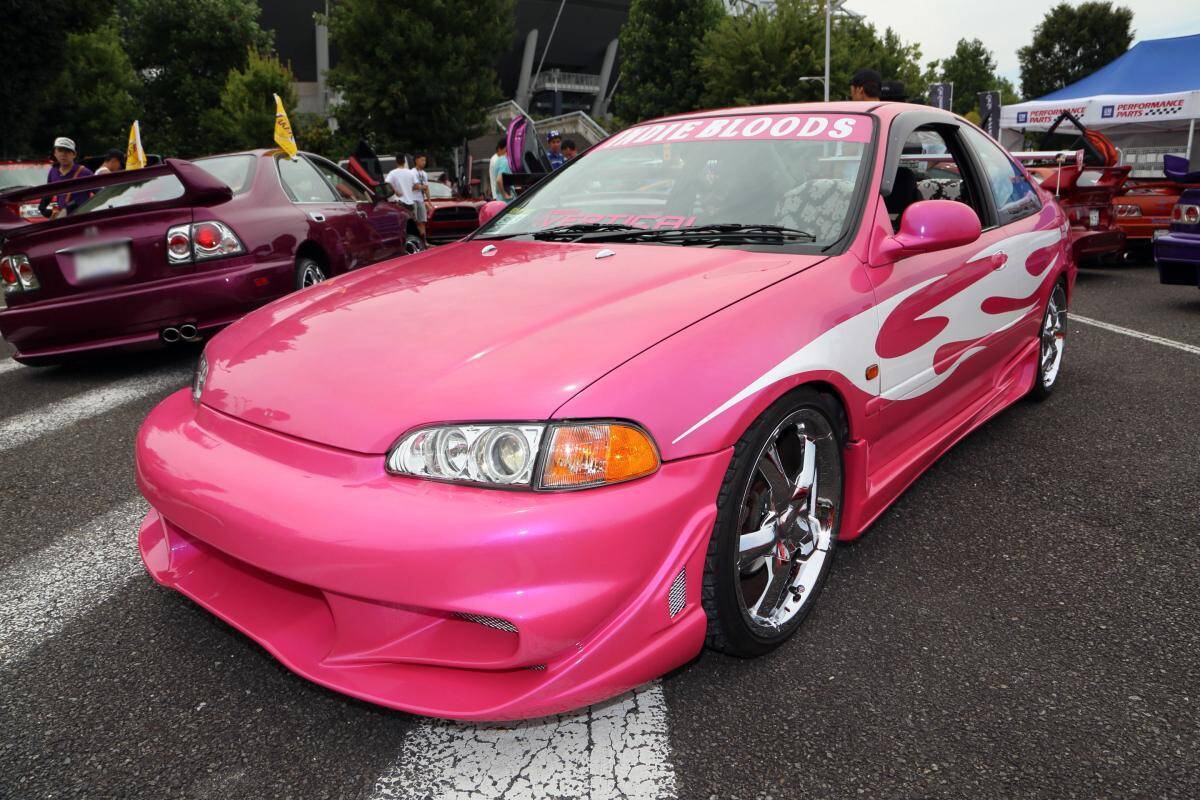 「ど派手ペイント」「巨大羽根」「飛び跳ねるクルマ」！　最近激減したクルマの「カスタム」５選