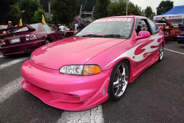 「「ど派手ペイント」「巨大羽根」「飛び跳ねるクルマ」！　最近激減したクルマの「カスタム」５選」の画像