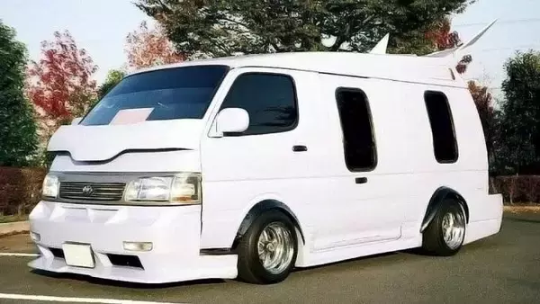 「「ど派手ペイント」「巨大羽根」「飛び跳ねるクルマ」！　最近激減したクルマの「カスタム」５選」の画像