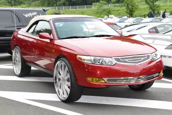 「「ど派手ペイント」「巨大羽根」「飛び跳ねるクルマ」！　最近激減したクルマの「カスタム」５選」の画像