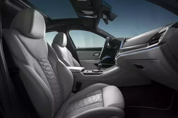 「衝撃の「価格差」はドコに理由？　同じクルマなのに最安値と最高値グレードがあまりに開いている車種３台の中身」の画像