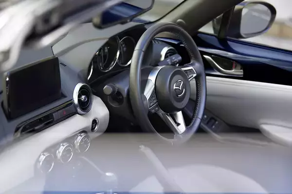 「マツダ・ロードスターが一部改良！　新たな車体色を設定し白内装のグレードも追加」の画像