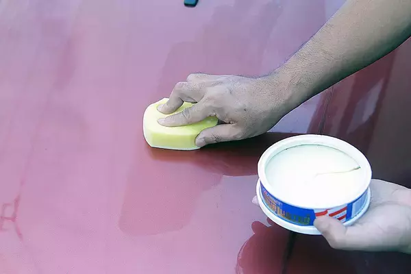 急に「ボロ感」全開になる古いクルマの塗装のクリア剥げ！　防ぐ方法は日頃のメンテにあった