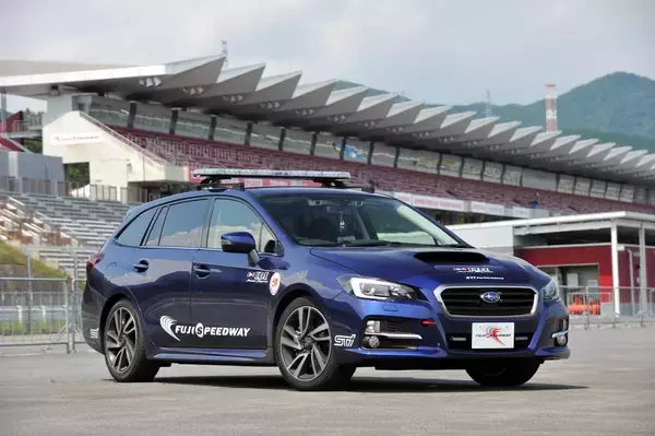 「レース車両に負けず劣らず「豪華絢爛」！　サーキットの「参戦車両以外」のクルマはどう決まる？」の画像