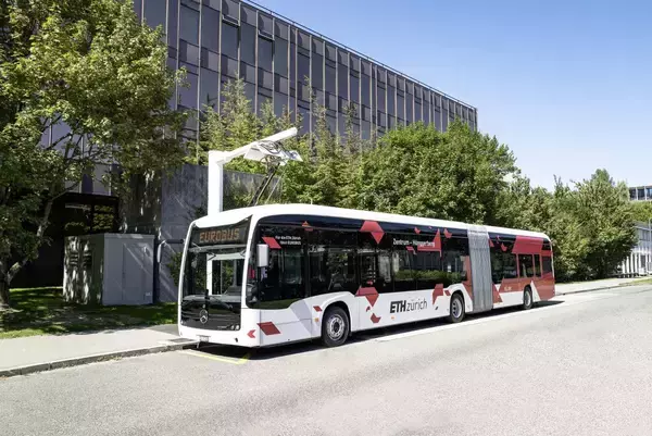「いま「連節バス」が増加中！　自動車メーカー多数の日本でも車両は「外資」頼みという残念な現状」の画像