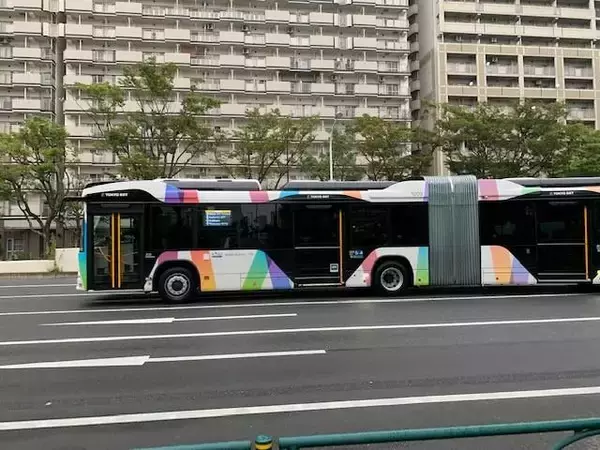 「いま「連節バス」が増加中！　自動車メーカー多数の日本でも車両は「外資」頼みという残念な現状」の画像