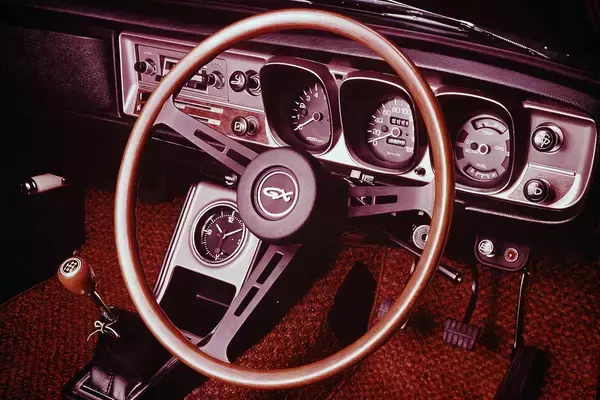 懐かしがったら「旧世代」のクルマ好き！　気づけば「消え気味」の「昭和＆平成」の装備８つ