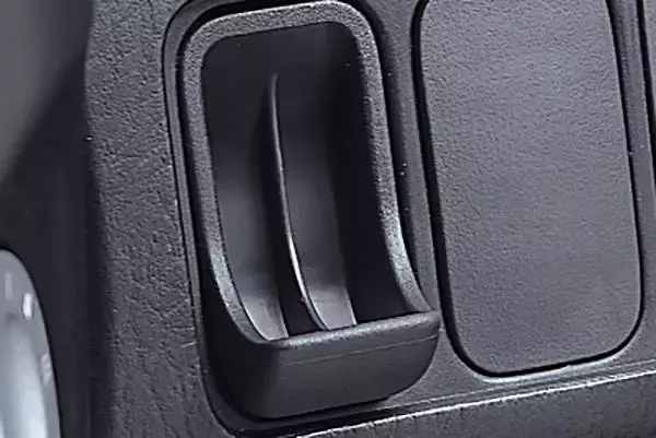 「懐かしがったら「旧世代」のクルマ好き！　気づけば「消え気味」の「昭和＆平成」の装備８つ」の画像