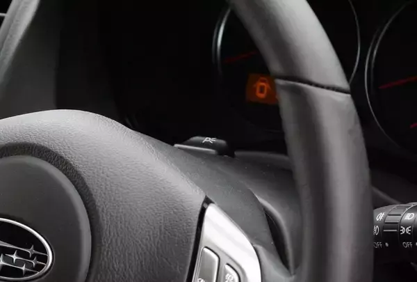 「懐かしがったら「旧世代」のクルマ好き！　気づけば「消え気味」の「昭和＆平成」の装備８つ」の画像