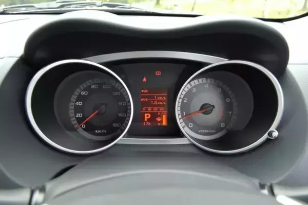 「懐かしがったら「旧世代」のクルマ好き！　気づけば「消え気味」の「昭和＆平成」の装備８つ」の画像