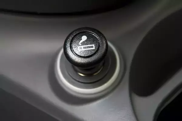 「懐かしがったら「旧世代」のクルマ好き！　気づけば「消え気味」の「昭和＆平成」の装備８つ」の画像