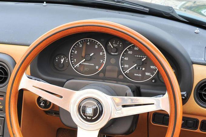 懐かしがったら「旧世代」のクルマ好き！　気づけば「消え気味」の「昭和＆平成」の装備８つ