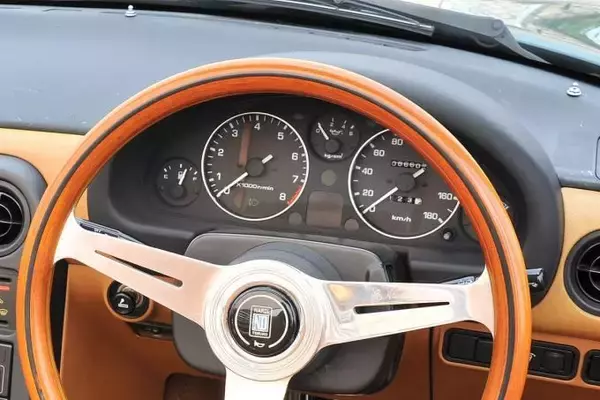 「懐かしがったら「旧世代」のクルマ好き！　気づけば「消え気味」の「昭和＆平成」の装備８つ」の画像