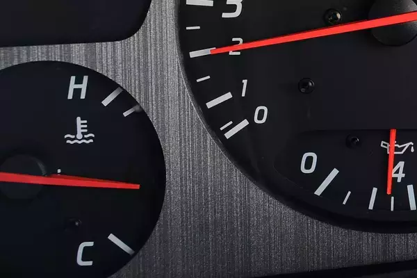 「懐かしがったら「旧世代」のクルマ好き！　気づけば「消え気味」の「昭和＆平成」の装備８つ」の画像