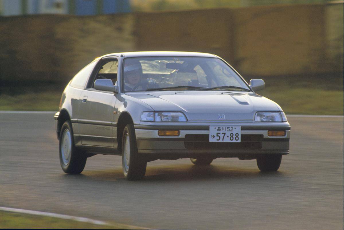 いまじゃ考えられない「スポーツカー」がバカ売れした時代！　驚きの台数を記録した５台