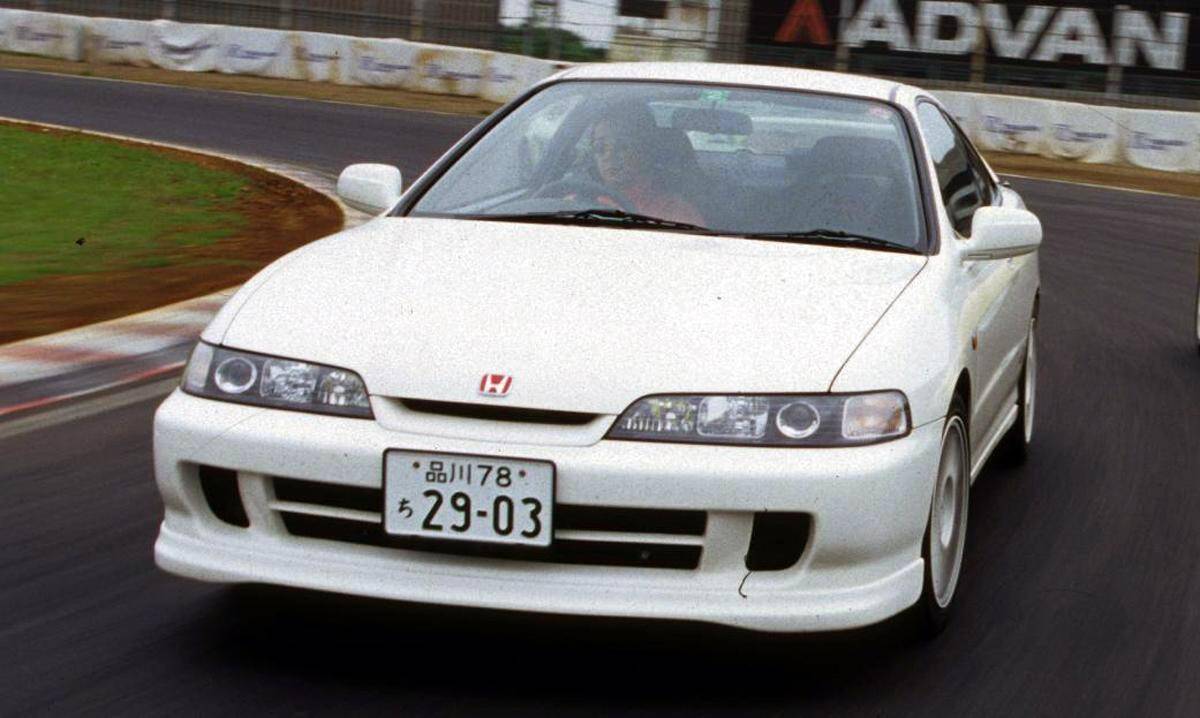 いまじゃ考えられない「スポーツカー」がバカ売れした時代！　驚きの台数を記録した５台