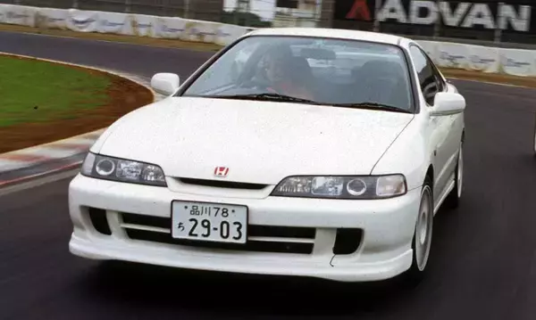 「いまじゃ考えられない「スポーツカー」がバカ売れした時代！　驚きの台数を記録した５台」の画像